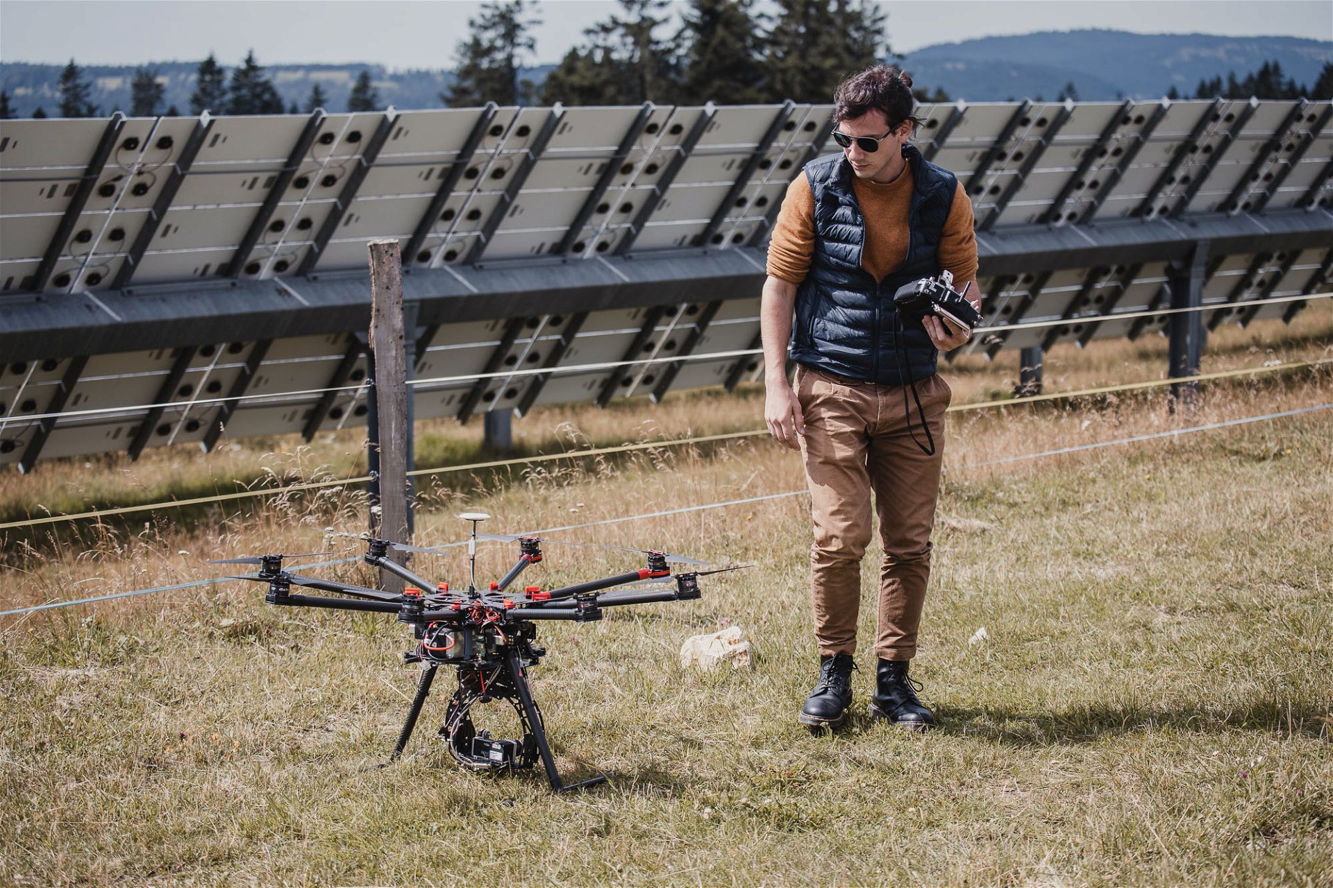 Student testet eine Drohne auf dem Mont Soleil